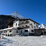 Otel Alpina 3*